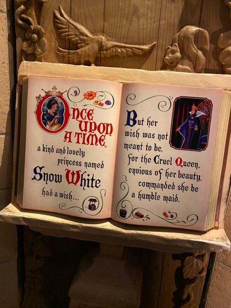 Snow White Enchanted Forest, Snow White Story Book, Snow White Asthetics, Snow White Home Decor, Dark Snow White Aesthetic, Snow White Room Decor, Snow White Nursery, Snow White Decor, Snow White Aesthetic Wallpaper