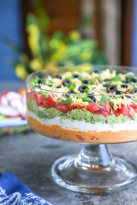 Keto 7 Layer Dip - for all of your Mexican themed party needs - or when you just want a low carb appetizer recipe to satisfy your nacho cravings! Gluten free, bean free, nut free Low Carb Appetizer, Layered Dip Recipes, 7 Layer Dip, Delicious Low Carb Recipes, Layer Dip, Boiled Egg Diet Plan, Low Carb Appetizers, 7 Layer, Vegetarian Keto