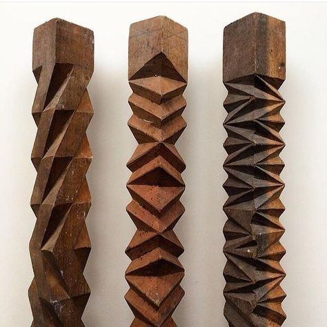 Totem Pole Art, Woodwork Projects, Pole Art, Wooden Architecture, Dremel Wood Carving, Wooden Pattern, Chip Carving, Carving Wood, Wood Carving Designs