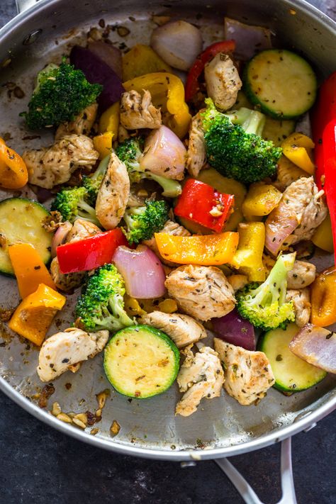 Quick Healthy 15 Minute Stir-Fry Chicken and Veggies | Gimme Delicious Vegetables Dinner, Desserts Quick, Gimme Delicious, Menu Sarapan Sehat, Healthy Chili, Recipes Vegetables, Dinner Quick, Fry Chicken, Ayam Bakar