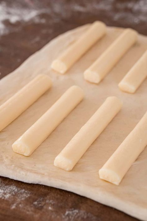 Easy Cheesy Garlic Breadsticks, Diy Cheese Bread Sticks, Homemade Stuffed Cheese Bread, Pizza Breadsticks Recipe, Stuffed Bread Sticks Recipe, Cheesy Breadsticks Pillsbury, Diy Bread Sticks, Homemade Cheese Stuffed Breadsticks, Stuffed Cheese Bread Sticks