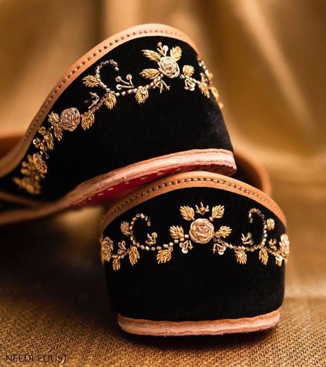 Black Jutti, Bridal Sandals Heels, Indian Sandals, Indian Shoes, Golden Embroidery, Punjabi Jutti, Fashion Shoes Sandals, Embroidery Shoes, Shoes Photography