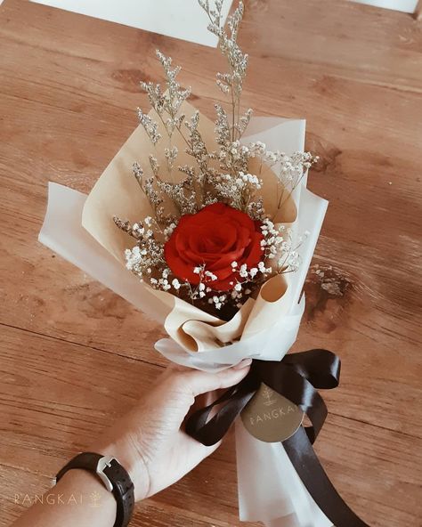 Single Rose Bouquet, Single Flower Bouquet, Cadeau St Valentin, Diy Bouquet Wrap, Valentine Bouquet, Flower Bouquet Diy, Flower Gift Ideas, Flower Business, Bouquet Wrap