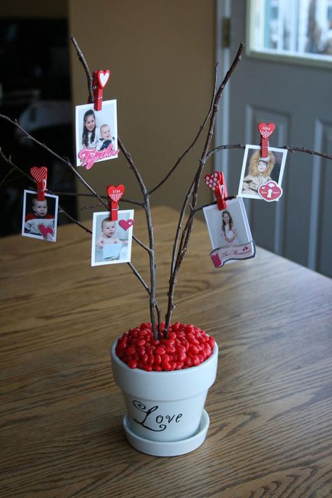 Valentine's Tree of Love - Forgot to Order Valentine's Flowers? 9 Easy DIY Flower Arrangement Ideas to Save the Day - Southernliving. Bringing new life to a family tree, this Valentine’s tree of love is a beautiful table centerpiece to show off all those you hold near and dear to your heart.  Image and full tutorial via Pinterest, Tatertots & Jello Selamat Hari Valentine, Saint Valentin Diy, Valentines Bricolage, Valentines Day Crafts, Romantic Valentines Day, Valentinstag Party, Diy Valentine's Day Decorations, Valentine Craft, Diy Flores