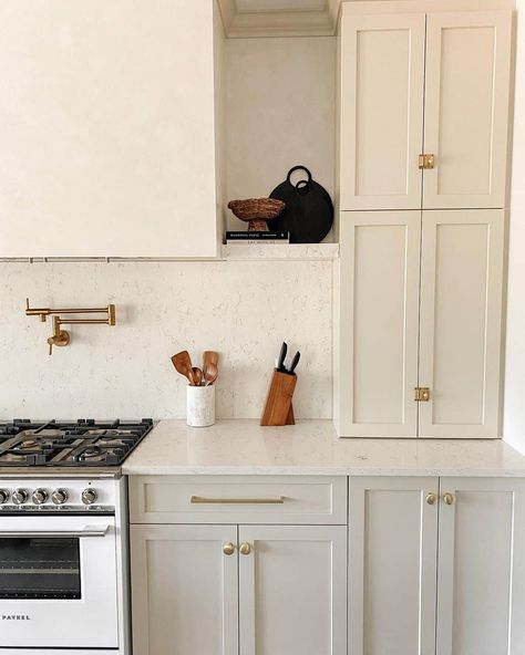 White Kitchen Drawers, Ivory Kitchen Cabinets, White Kitchen Shelves, Beige Kitchen Cabinets, Cabinets With Crown Molding, Beige Home Decor, Ivory Kitchen, Shiplap Kitchen, Off White Cabinets