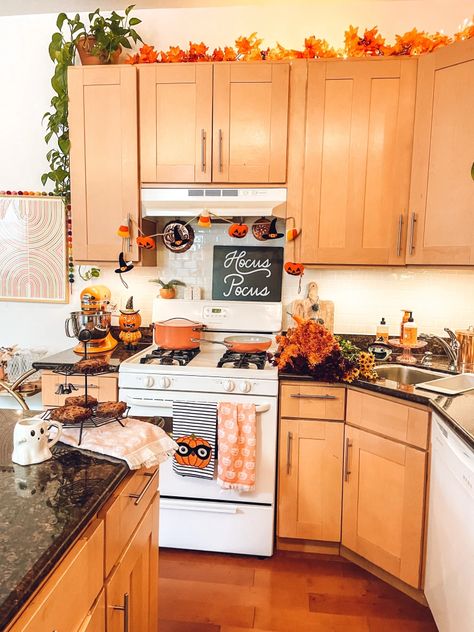 Fall Apartment Decor, Rental Home Decor, Halloween Kitchen Decor, Vintage Fall Decor, Fall Room Decor, Fall Kitchen Decor, Cozy Fall Decor, Small Kitchen Decor, Halloween Kitchen