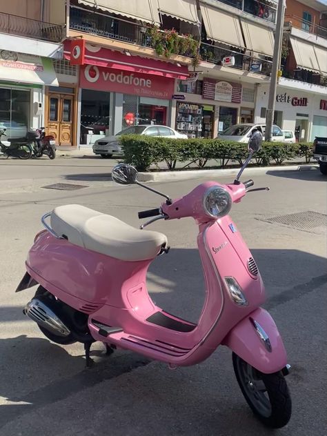 Pink Vespa, Farm Day, Pretty Bike, Vespa Vintage, Future Car, Car Collection, Types Of Fashion Styles, Dream Life, Pink And Gold