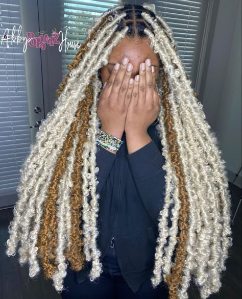 Faux Locs Hairstyles Blonde, Blond Butterfly Locs, Cute Butterfly Locs Hairstyles, Butterfly Locs Medium Length, Medium Butterfly Locs, Cute Butterfly Locs, Blonde Butterfly Locs, Butterfly Locs Hairstyles, Mixing Hair Color