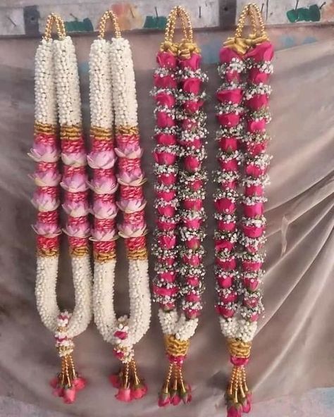 Bridal Malai Indian Weddings, Poola Malalu For Wedding, Garland Designs Indian, Wedding Varmala Indian Flower Garlands, Poola Dhandalu Marriage, Varmala Ideas Indian Weddings, Engagement Varmala Designs, Engagement Dandalu, Pelli Dandalu For Marriage