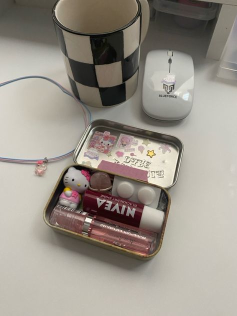 Gifts For Boyfriend Cute, Mint Tin Crafts, Small Organizer, Cute Boyfriend, School Bag Essentials, Altoids Tins, Inside My Bag, Mint Tins, Purse Essentials