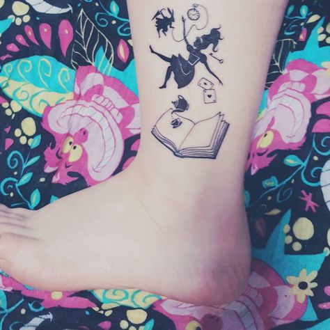 42 Adorable Alice in Wonderland Tattoos Alice In Wonderland Tattoos, Literary Tattoo, Alice And Wonderland Tattoos, Small Foot Tattoos, Bookish Tattoos, Literary Tattoos, Wonderland Tattoo, Inspiration Tattoos, Disney Tattoo