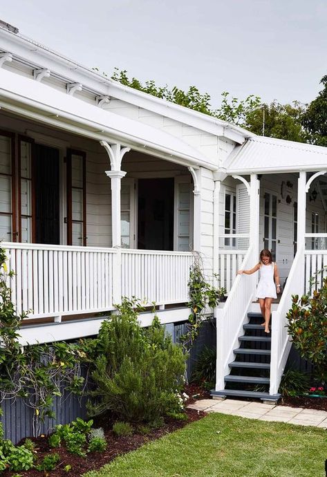 Known for their breezy veranda’s and relaxed cottage style, Queenslander’s represent a quintessential Australian lifestyle. Here are our favourites! Modern Fretwork Exterior, Madagascan Jasmine, Modern Queenslander, Queenslander Homes, Queenslander Renovation, Queenslander House, Weatherboard House, Front Verandah, Crepe Myrtle