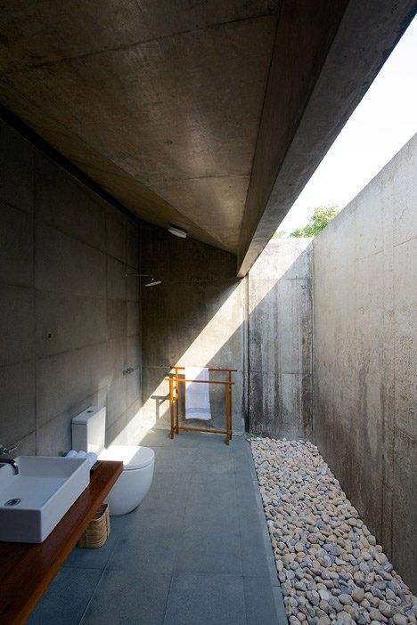 House on a stream by Architecture Brio Concrete Bath, Bilik Air, Open Bathroom, Open Showers, Concrete Bathroom, Wood And Concrete, Outdoor Bathrooms, Concrete House, Outdoor Shower