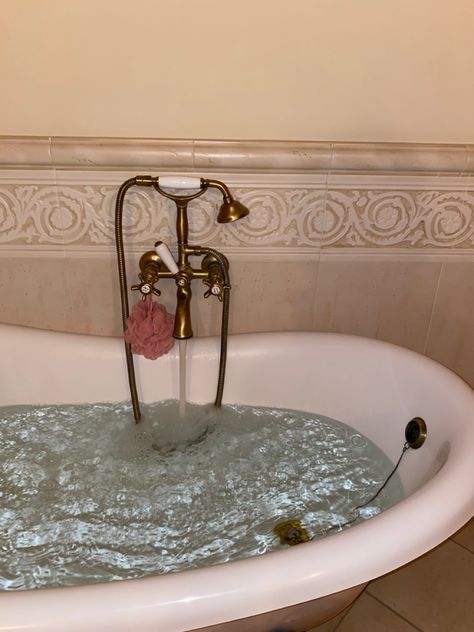 Vintage Bath Tub Aesthetic, Vintage Bathtub Aesthetic, Bath Bridgerton, Mediterranean Maximalism, Bridgerton Visuals, The Lover Archetype Aesthetic, Lover Archetype Aesthetic, Bath Tub Aesthetic, Victoria + Core + Aesthetic