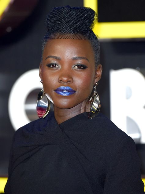 Celebrity Makeup Tutorials, Blue Lipstick, Bold Lipstick, Metallic Lips, Makeup Advice, Blue Lips, Lupita Nyong'o, Bold Lips, Trendy Makeup