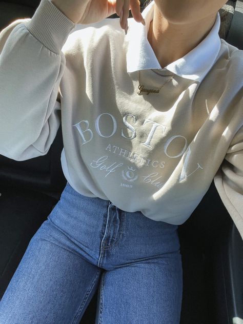 Outfits Con Sueter Beige, Beige Sweatshirt Outfit, Outfits Camisa Blanca, Stradivarius Outfit, Bershka Outfit, Boston Sweatshirt, Outfits Con Camisa, Outfit Elegantes, Beige Sweatshirt