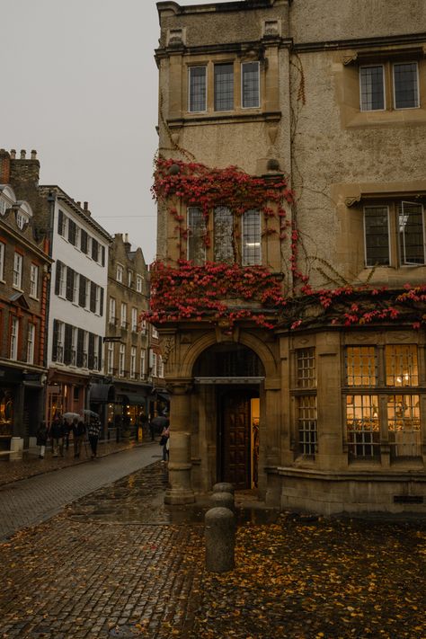 cambridge, old building at dusk, rainy streets, ivy during autumn Cambridge In Autumn, England Rain Aesthetic, Cambridge City England, Fall Uk Aesthetic, Europe Autumn Aesthetic, English City Aesthetic, Cambridge England Aesthetic, Oxford Autumn Aesthetic, Autumn Aesthetic England