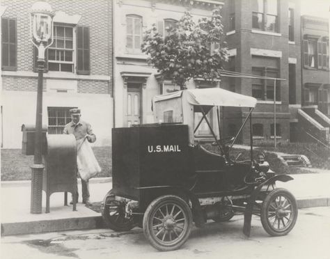 Delivering Mail, The Old Fashioned Way- 100-year-old photos of The U.S. Postal Service - The Vintage News Post Man, Mail Truck, Mail Carrier, Fine Photography, United States Postal Service, Old Quotes, Postal Service, Old Trucks, Vintage Photographs