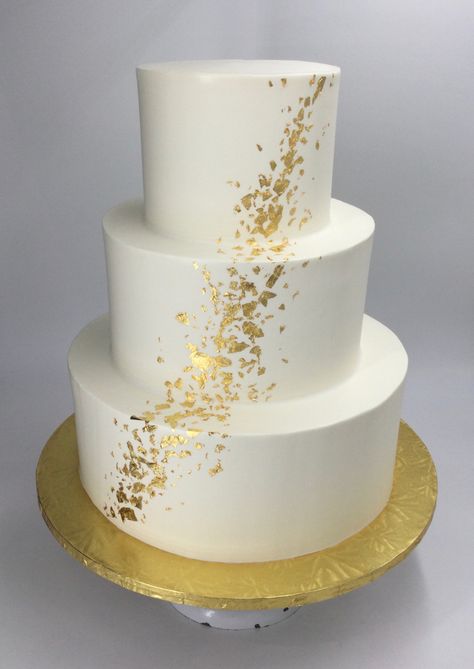 White And Gold Two Tier Cake, 3 Tier Wedding Cake White And Gold, Two Tier Wedding Cake Gold, Torte Za Vencanje, Wedding Cake With Gold Flakes, Sparkle Wedding Cakes, White And Gold Cake, Gold And White Cake, Golden Birthday Cakes