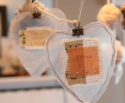 Eight Great Wax Paper Crafts - Craftfoxes Wax Paper Crafts, Decoration Vitrine, Scribble Art, Paper Hearts, Hanging Hearts, Noel Christmas, Wax Paper, Paper Projects, San Valentino