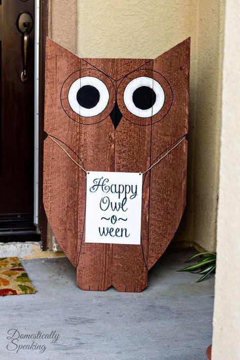 Happy Owl-o-ween! DIY Easy Wood Owl Scary Halloween Decorations Outdoor Diy, Halloween Decorations Diy, Scary Halloween Decorations Diy, Halloween Nails Diy, Happy Owl, Wood Owls, Halloween Decorations Diy Outdoor, Wooden Owl, Owl Crafts