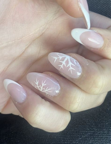 Nails Holiday Winter, Christmas Nail Snowflake, Christmas French Tips Almond, French Tip And Snowflake Nails, Cute Nail Designs For Christmas, Gel Nails Ideas Christmas Simple, French Manicure Snowflake Nails, Winter French Tip Nails Snowflakes, Almond Nails Winter Design