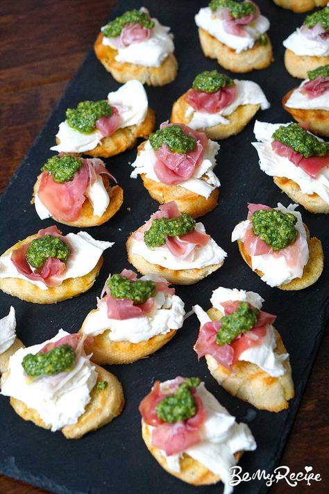 Pesto Prosciutto Mozzarella Crostini Mozzarella Crostini, Pesto Appetizers, Prosciutto Crostini, Prosciutto Appetizer, Prosciutto Mozzarella, Party Canapes, Italian Themed Parties, Crostini Appetizers, Spinach Frittata