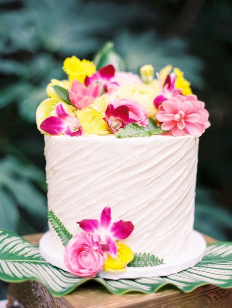 wedding cake - photo by Angelica Chang Photography https://ruffledblog.com/hawaiian-garden-wedding-inspiration Party Pastries, Tropical Cakes, Wedding Budgets, Hawaiian Wedding Cake, Frosting Buttercream, Texture Flowers, Recipes Unique, Tropical Wedding Cake, Hawaiian Cake