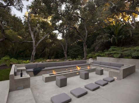 Design Per Patio, Modern Outdoor Lounge, Terrasse Design, Glass Pavilion, Modern Fire Pit, Fire Pit Furniture, Outdoor Seating Area, Fire Pit Seating, Tree Landscape