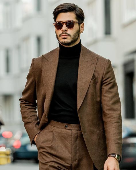 Third menswear blog in France on Instagram: “(Version française plus bas) ⠀⠀⠀⠀⠀⠀⠀⠀⠀ 🇬🇧: Another combo suit and turtle neck knit: here the contrast between the jacket and the knit is…” Turtle Neck Outfit Men, Turtle Neck Outfits, Turtleneck Suit, Turtleneck Outfits, Men Styling, Blazer Outfits Men, Brown Suit, Suit Ideas, Turtleneck Outfit