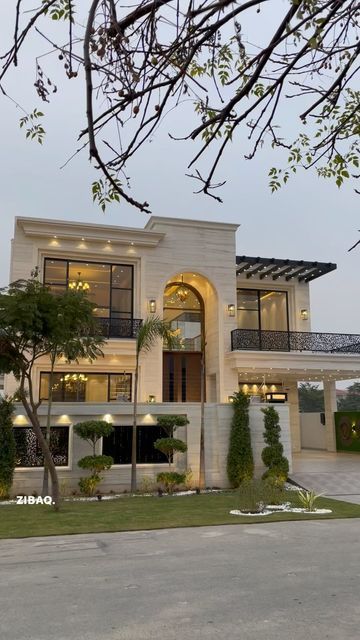 Dining Area Double Height, 2 Kanal House Elevation, Classic Houses Architecture, 2 Kanal House Design, Double Height Porch, Double Height House, Pakistani House Design, Classical House Elevation, Pakistan House Design