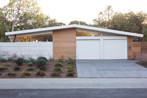 Wood Siding Exterior, Modern Garage Doors, Mid Century Exterior, Modern Remodel, Eichler Homes, Modern Garage, Clerestory Windows, Renovation Design, Wood Siding