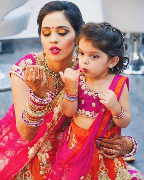 VenueMonk on Instagram: “Like Mother, Like Daughter ♥️👨‍👩‍👧 . . Double Tap for the colour coordinated mother and daughter!👰 . . For more such wedding inspiration, follow…” Mother And Daughter Same Dress, Mother Daughter Goals, Mom And Daughter Matching Dresses, Mother Daughter Photography Poses, Mommy Daughter Dresses, Mother Daughter Poses, Wedding Party Photography, Mother Daughter Photoshoot, Moms Photography