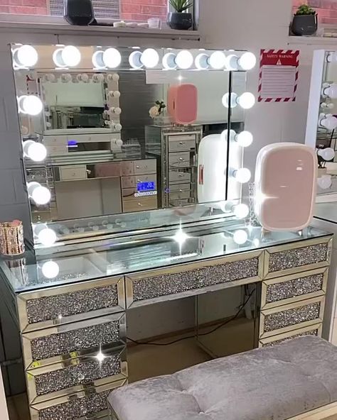 Chavvy Bedroom, Sparkly Vanity, Glitter Vanity, Diamond Vanity, Glam Bedroom Ideas, Glam Vanity, Teenage Room Decor, Beauty Room Vanity, Room Organization Bedroom