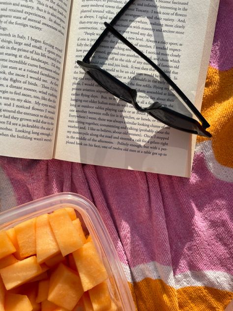 Reading Vibes Aesthetic, Cantaloupe Aesthetic, Beach Snack Ideas, Reading Setup, Pink Orange Aesthetic, European Summer Aesthetic, Pink Beach Towel, Outfit Vintage, Orange Aesthetic