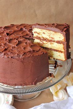 3 Layer French Vanilla Pudding Cake & Chocolate Fudge Frosting | Brown Sugar Vanilla Pudding Cake, Whipped Chocolate Frosting, Gooey Cake, Yellow Cake Recipe, Chocolate Fudge Frosting, Chocolate Frosting Recipes, Bakers Chocolate, Fudge Frosting, Chocolate Caliente