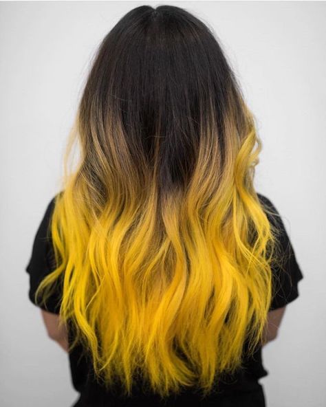 black-to-yellow-long-wavy-dark-ombre-hair-black-shirt-white-background Yellow Ombre Hair, Grey Balayage, Blonde Ombre Hair, Yellow Hair Color, Hair Colors Ideas, Ombre Blond, Yellow Ombre, Hair Color For Women, Penteado Cabelo Curto