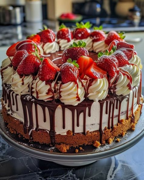 Strawberry Cake Chocolate, Sundae Cake, Sugar Foods, Cheesecake Strawberry, Cake Red Velvet, Easy Bake Oven, Strawberry Delight, Decadent Cakes, Sweet Snacks Recipes