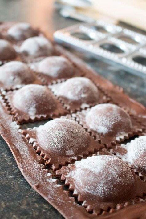 Chocolate Ravioli, Chocolate Pastries, Gastronomische Desserts, Raspberry Sauce Recipe, Chocolate Mascarpone, Mascarpone Filling, Chocolate Pasta, Nutella Desserts, Raspberry Sauce