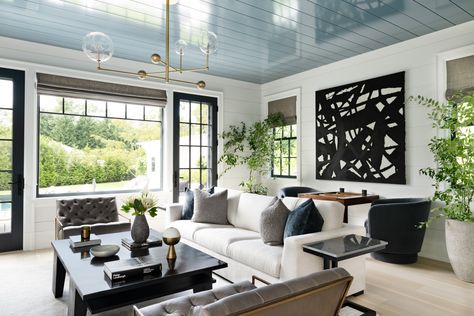 Modern Hamptons Home, Hamptons Interior Design, Modern Coastal Living Room, Modern Hamptons, Hamptons Interior, Coastal Decor Ideas, Living Room New York, Small House Living, Hamptons Home