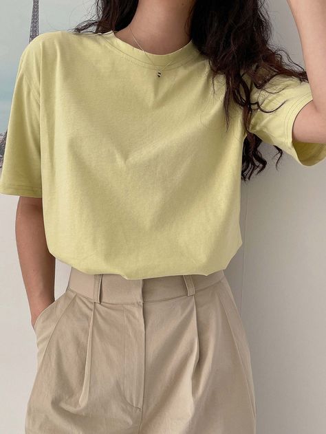 Yellow Casual  Short Sleeve Cotton Plain  Embellished Non-Stretch Summer Women Tops, Blouses & Tee Yellow Polo Shirt Outfit Woman, Plain Tshirt Outfit, Pink Tshirt Outfit, Polo Shirt Outfit Women's, Yellow Shirt Outfit, Outfits For Short Women, Classy Street Style, Yellow Polo Shirt, Outfit Retro