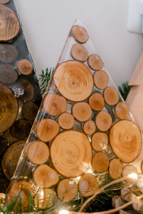 How to make an epoxy Christmas tree with wooden circles - If Only April Epoxy Christmas, Wood Christmas Trees Diy, Advent Calendar Diy, Cork Christmas Trees, Epoxy Table Top, Diy Furniture Decor, Wooden Christmas Tree, Wooden Slices, Handmade Christmas Tree