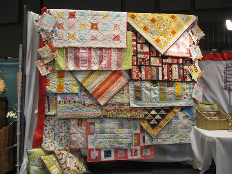 Displaying Quilts At A Craft Fair, Quilt Booth Display Ideas, Craft Show Quilt Display Ideas, How To Display Quilts At A Craft Fair, Quilt Display Ideas Craft Fairs, Quilt Show Display Ideas, Quilt Display Racks, Quilt Shop Displays, Display Quilts