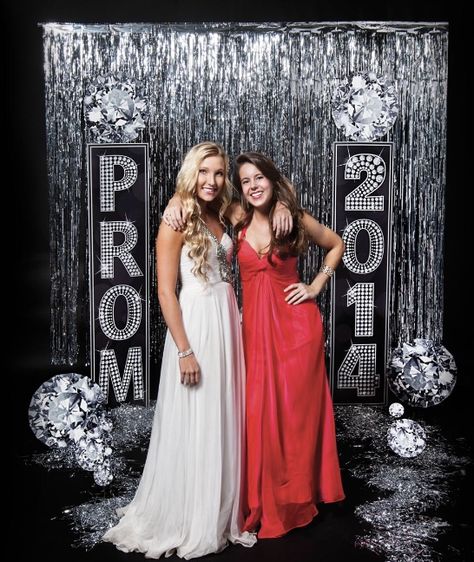 Diamond Prom Theme, Prom Picture Backdrop Ideas, Prom Organization, Dripping In Luxury Prom Theme, Prom Set Up Ideas, Homecoming Backdrops, Homecoming Background, Prom Backdrop Ideas, Prom Photo Backdrop