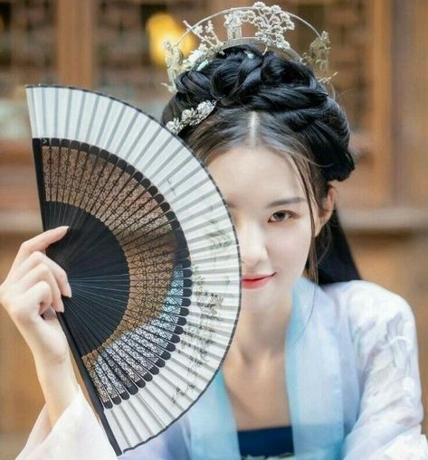 Poses With Fans Reference, Geisha Poses Reference, Holding A Fan Pose, Pose With Fan Reference, Holding Fan Pose Reference, Fan Pose Reference, Holding Fan Reference, Poses With Fan, Fan Reference