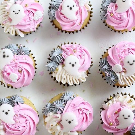 Spooky One Birthday Food Ideas, Spooky One First Birthday Treats, Pink Halloween Cupcakes, Halloween Baby Shower Cake, Pasteles Halloween, Halloween Brownies, Halloween First Birthday, Halloween 1st Birthdays, Halloween Themed Birthday Party