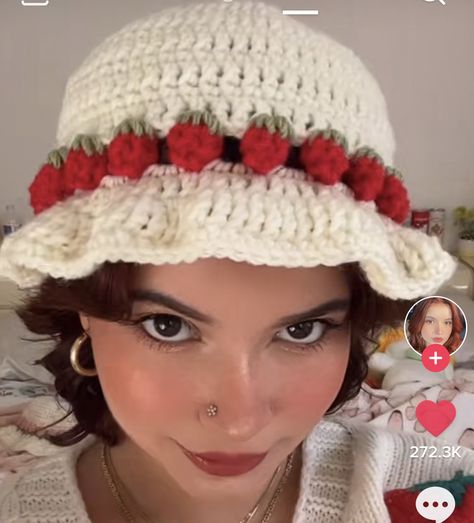 Cottage Core Amigurumi, Crochet Bucket Hat Strawberry, Crochet Strawberry Clothes, Crochet Strawberry Headband, Crotecht Ideas, Crochet Designs For Beginners, Strawberry Hat Crochet, Red Crochet Ideas, Crochet Strawberry Bucket Hat