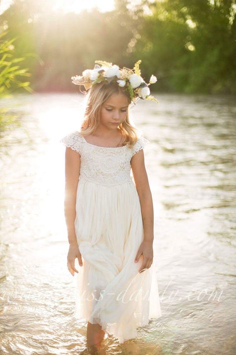 Beach Flower Girls, Beach Flower Girl Dresses, Bodas Boho Chic, Ivory Flower Girl Dress, Rustic Flower Girl Dress, Boho Flower Girl, Rustic Flower Girls, Boho Flower Crown, Tulle Flower Girl Dress