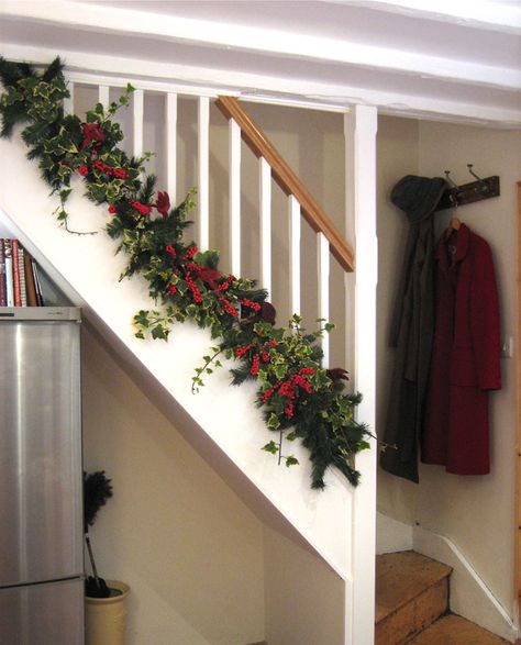 30 Beautiful Christmas Decorations That Turn Your Staircase into a Fairy tale | Architecture, Art, Desings - Daily source for inspiration and fresh ideas on Architecture, Art and Design Christmas Banister, Christmas Stairs Decorations, Christmas Staircase Decor, Christmas Stairs, Christmas Staircase, Diy Jul, Deco Table Noel, Christmas Decorations Garland, Staircase Decor