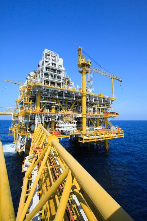 Offshore Oil Rig Platform, Oil And Gas Engineer, Oil Gas Industry, Oil And Gas Industry Wallpaper, Engineering Poster, Car Oil Change, Offshore Oil Rig, Gas Work, Water Well Drilling Rigs